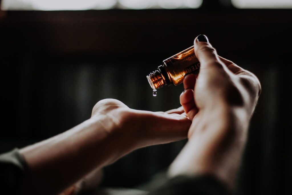 Teebaumöl - Wir klären über das Beauty-Mittel bekannt aus Kosmetik und Hausapotheke auf.