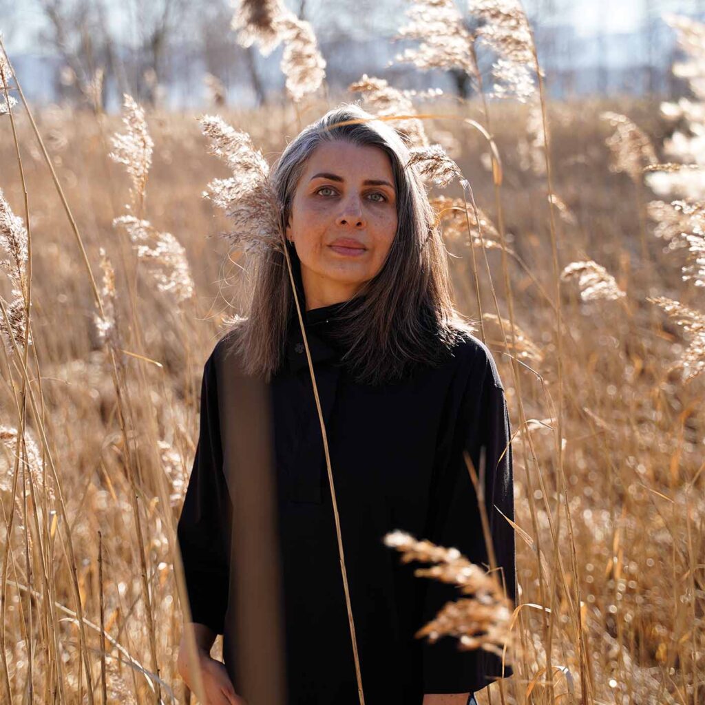 Portrait der Modedesignerin Melanie Stocker in einem Feld