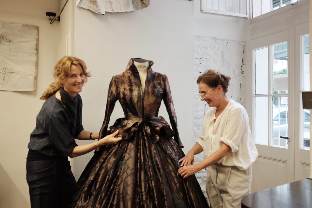 Michaela Mayer-Lee und Monica Ferrari-Krieger gründeten für die Netflix-Historienserie das Label Costumes Couture
