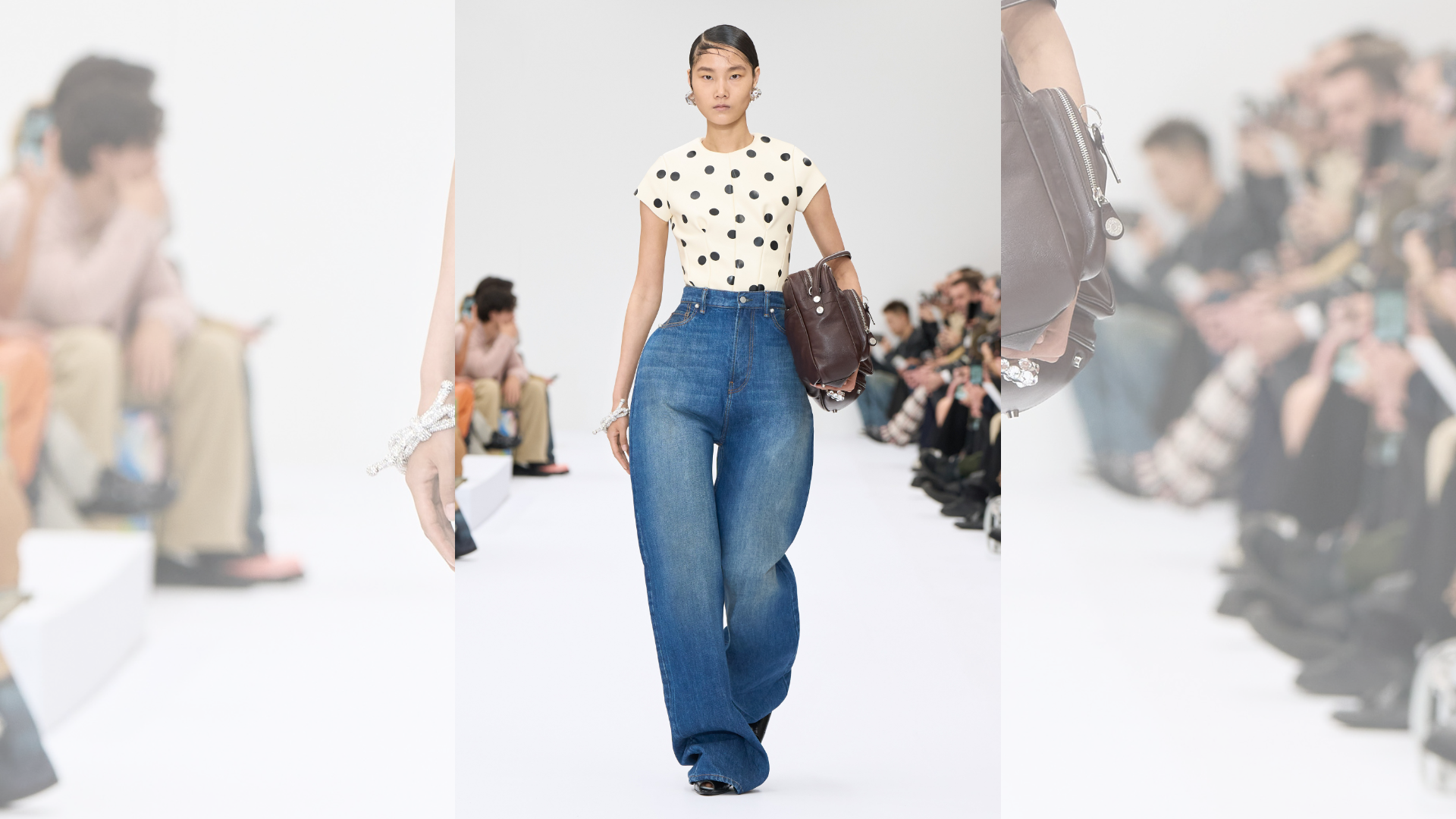 Barrel Hosen sind im Trend: Laufstegfoto von Acne Stduios. Barrel Jeans ko,mbiniert mit einem enganliegenden Polka Dots Shirt.