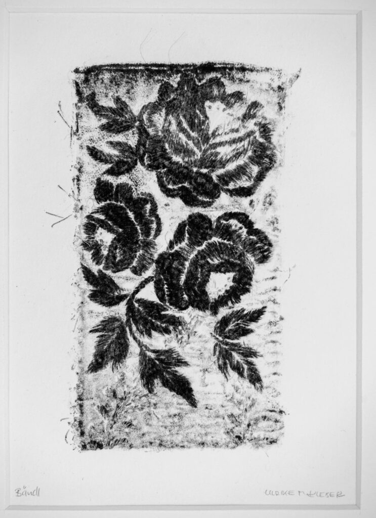 Detailliertes Druckbild mit floralen Elementen – ornamentale Strukturen aus Ulrike Klebers Juppen-Serie.