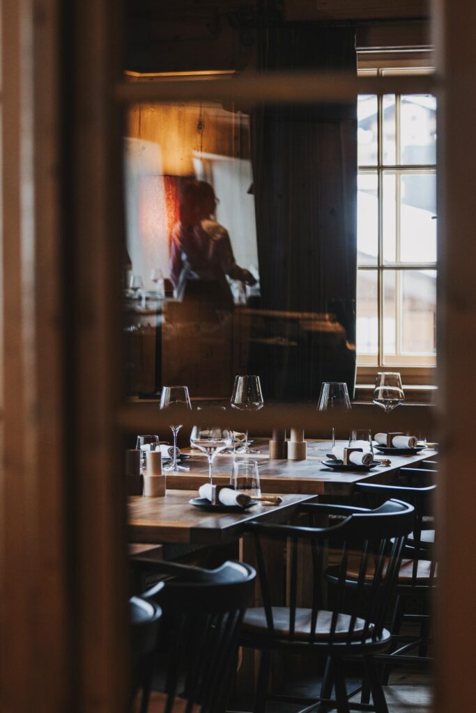 Stimmungsvolle Innenaufnahme eines stilvollen Restaurants im Berghof Lech – festgehalten im sanften Lichtspiel.