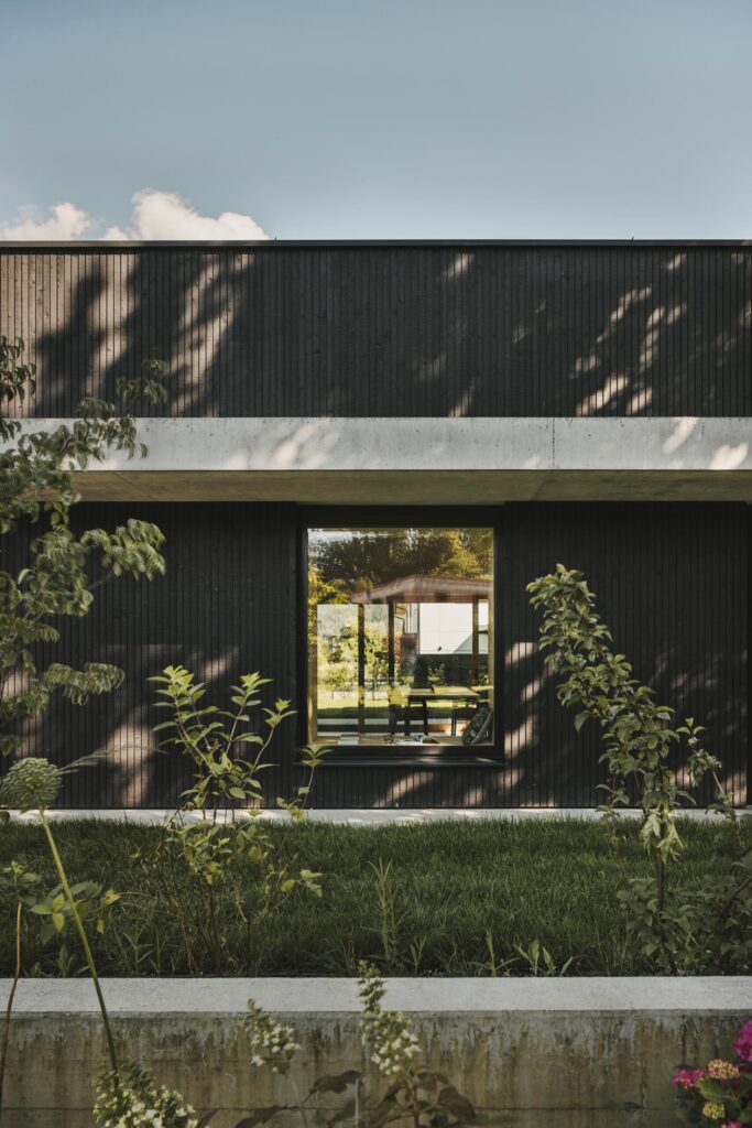Architekturaufnahme eines modernen Wohngebäudes mit klarer Linienführung und Licht-Schatten-Spiel – fotografiert von Angela Lamprecht.
