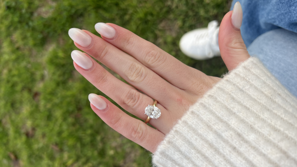 Engagement Nails: Ein Verlobungsring ziert eine Hand mit Nägel in Perlmutt