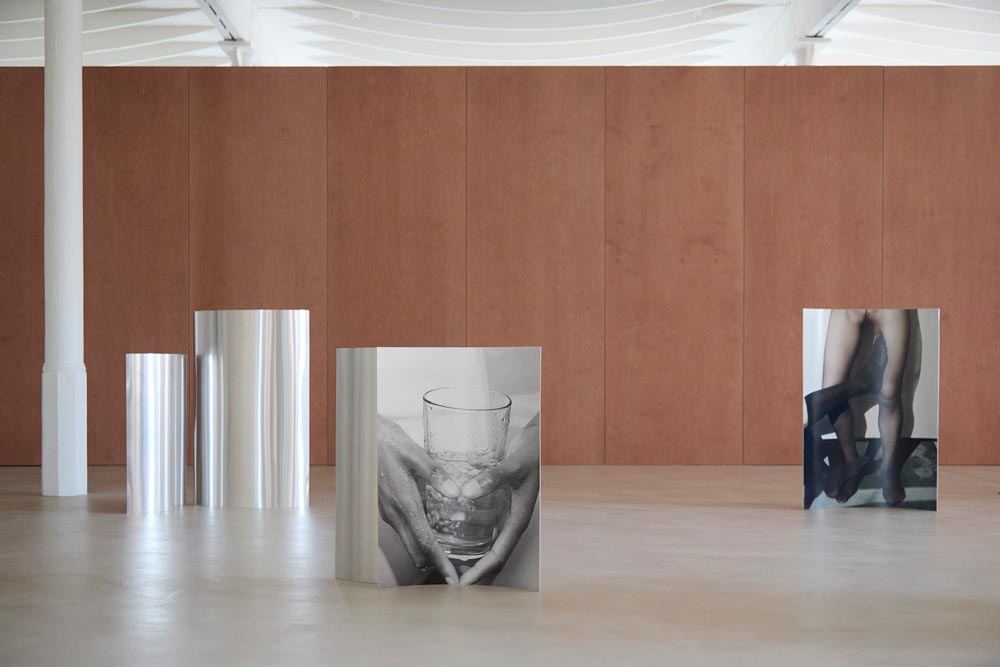 Ausstellungsansicht der Show I Find Them Really Pleasant to Hold in der Vasto Gallery Barcelona mit Werken der Ritsch Sisters – eine Mischung aus Fotografie und Objektkunst.