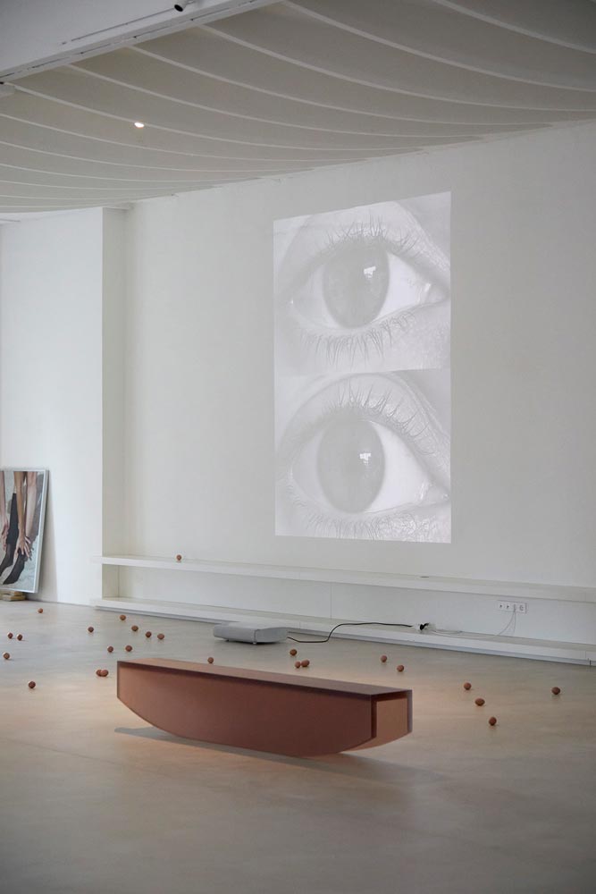 Performative Installation der Ritsch Sisters: Projektionen von Augen treffen auf Objektkunst – der Raum wird zur Bühne für feministische Bildkompositionen.