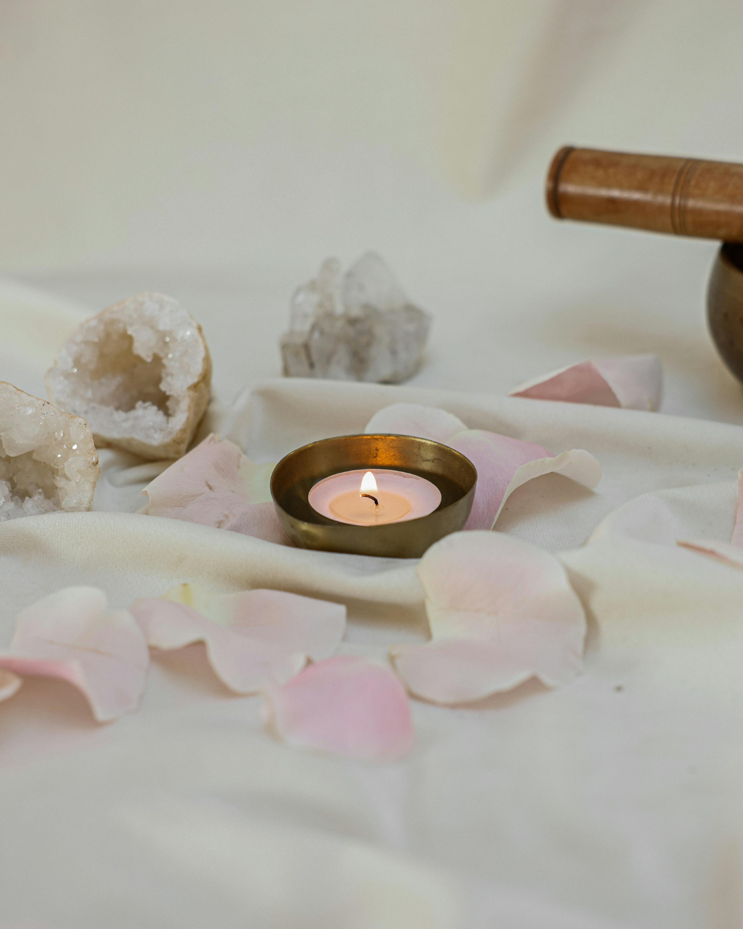 Kreative Rituale: ein Teelicht mit Rosenblättern