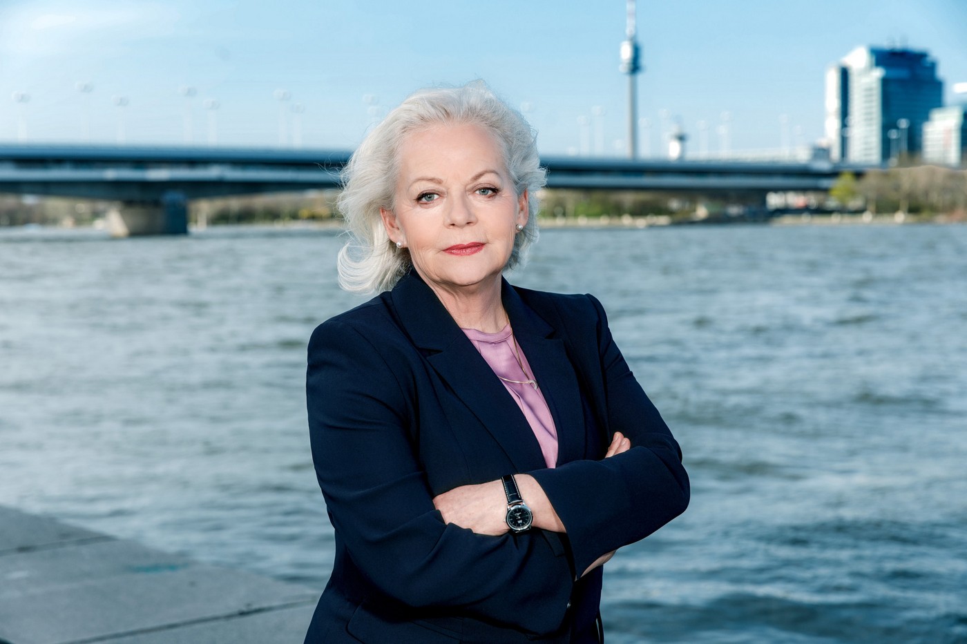 Brigitte Kren: Portrait mit elegantem Blazer vor der Donau