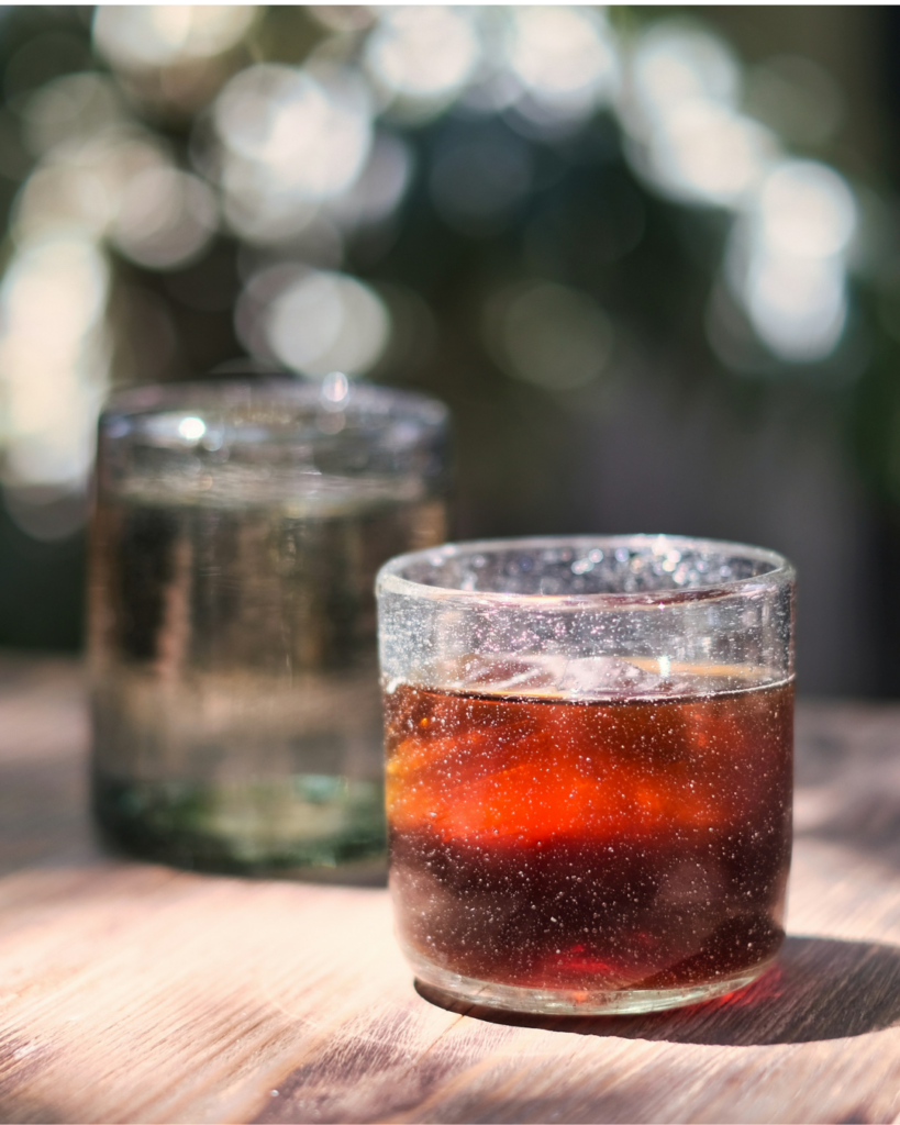 Ein Glas auf einem Tisch.