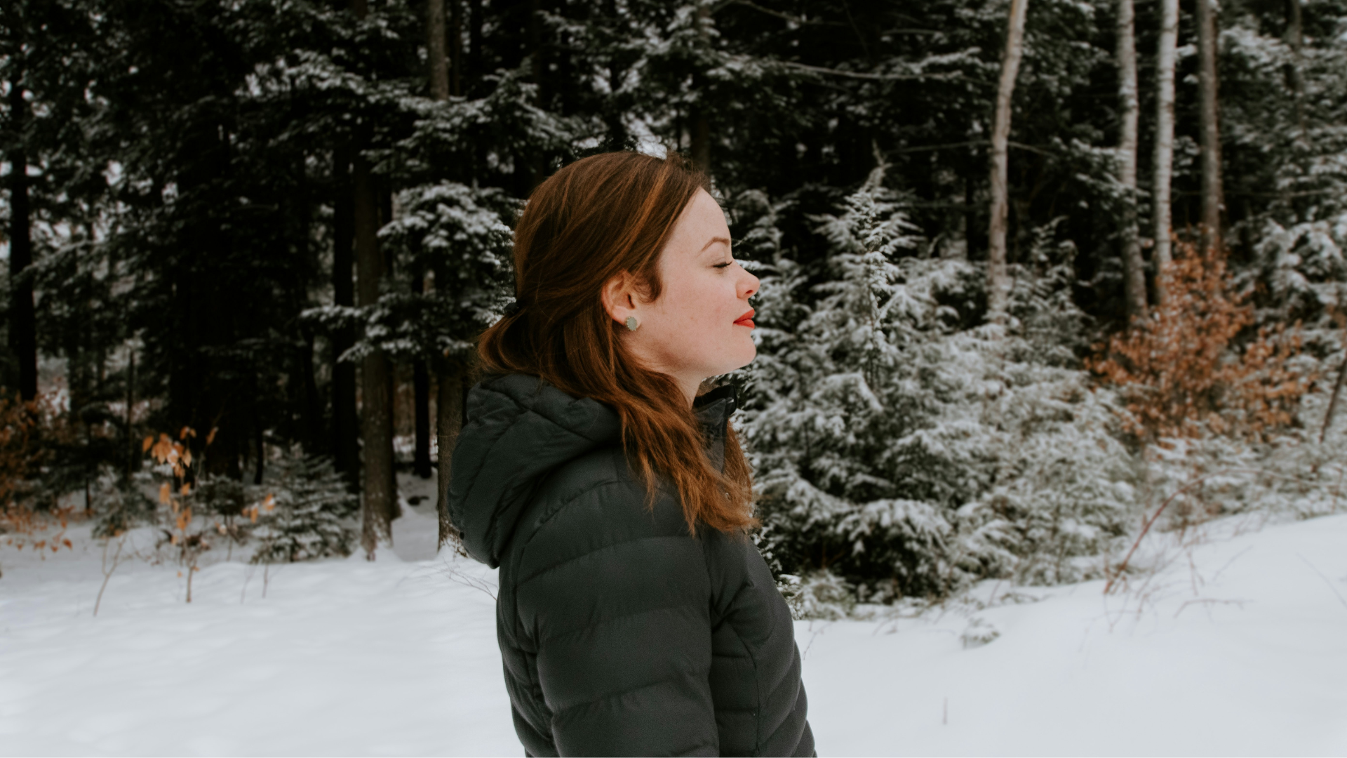 Seitenprofil einer Frau im schneebedeckten Wald