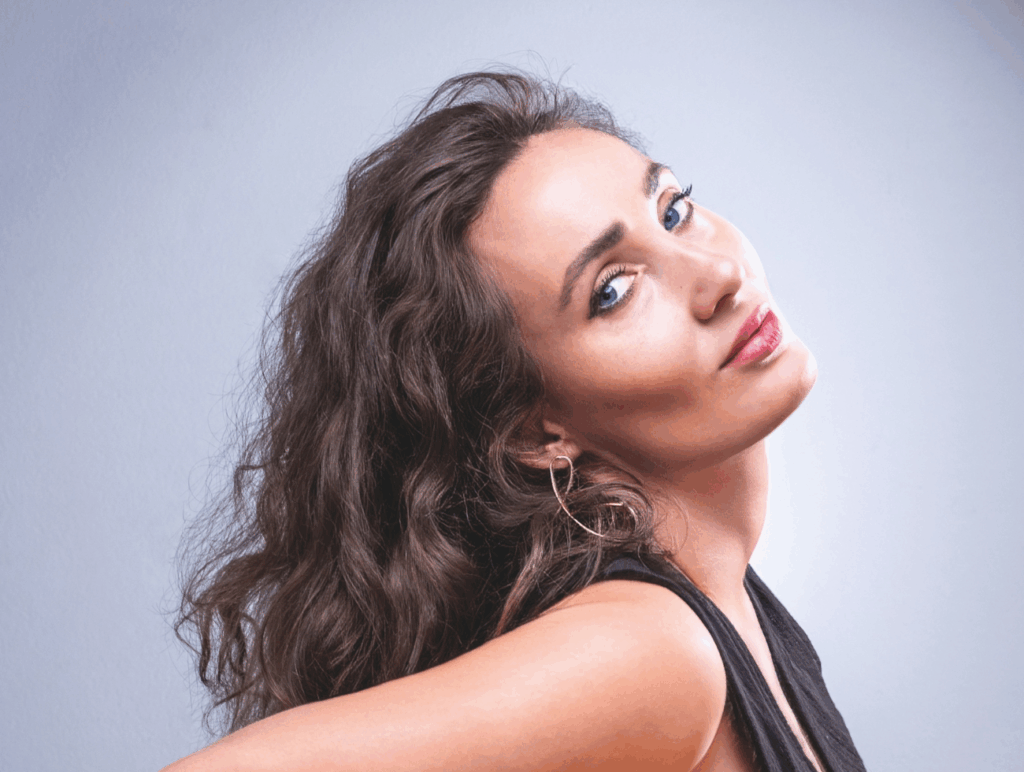 Porträt von Katka Sedlak, Gründerin von Face Gym Vienna und Holistic Facial Specialist