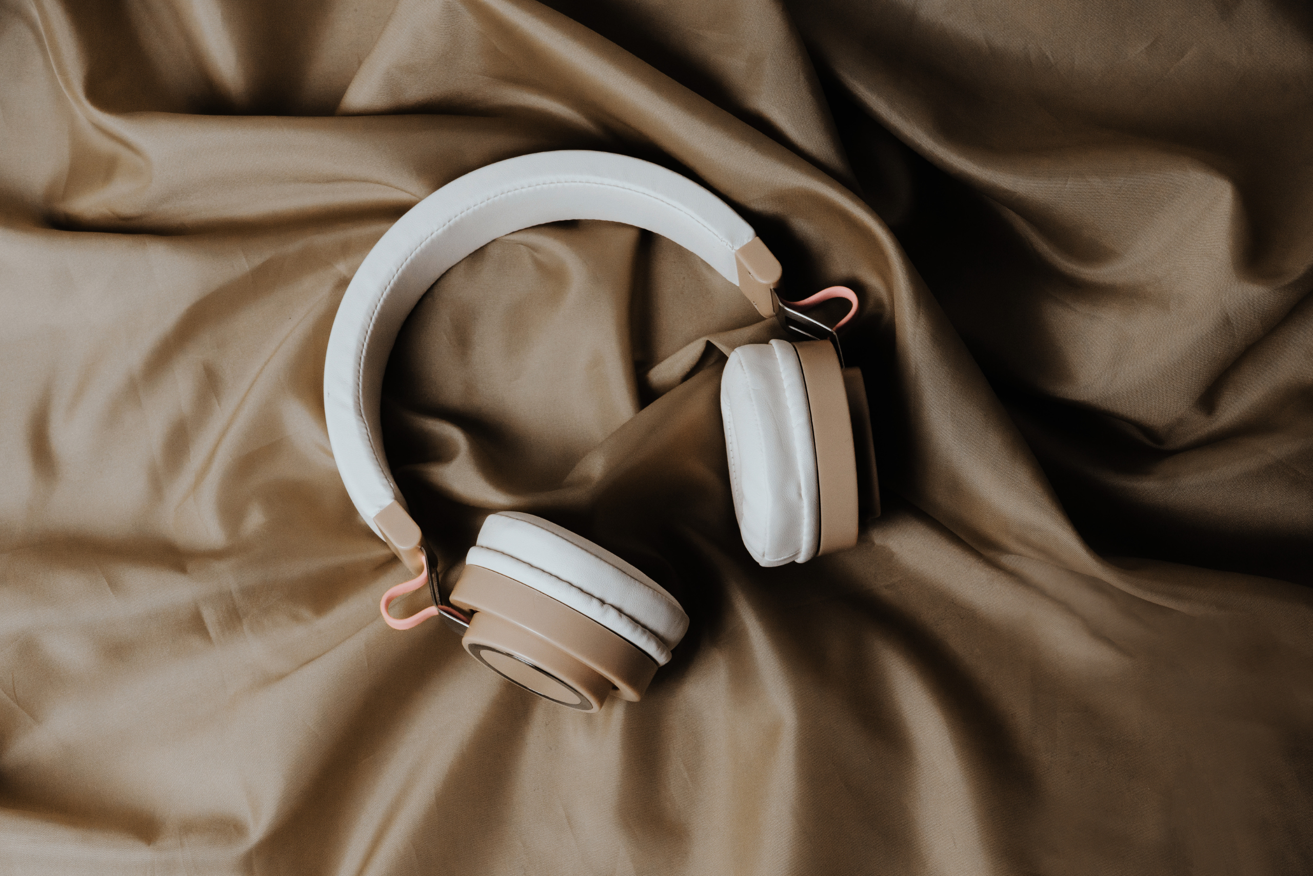 Kopfhörer auf Satin Bettswäsche, Hörtipps Oktober Österreich